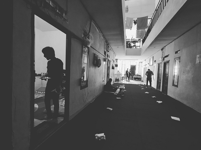 Refugees prepare for a condolence ceremony for a friend's mother, Makassar 2021/ Ali Froghi