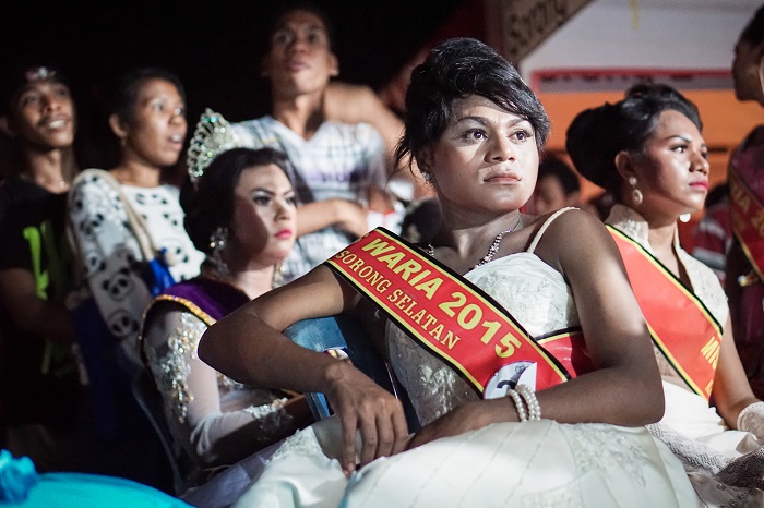 An indigenous Papuan waria preparing for a beauty pageant / Terje Toomistu