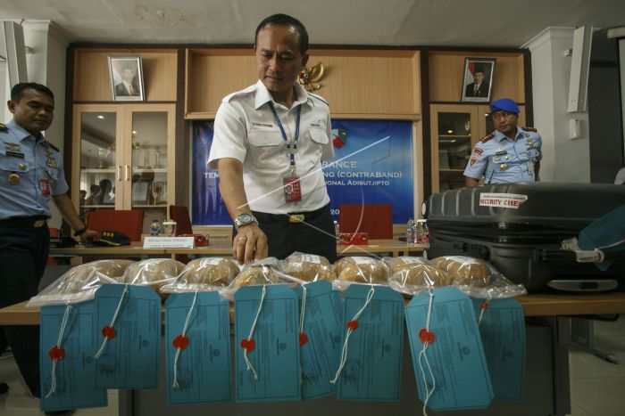 Officials inspect a shipment of sabu intercepted at Lampung airport on its way to Makassar/ ANTARA FOTO Hendra Nurdiyansyah