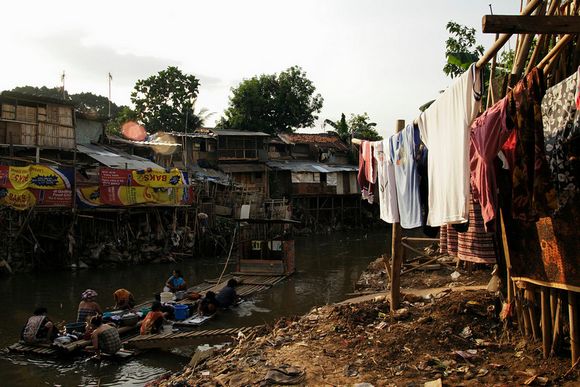 Away from the grubby banks, they use long bamboo rafts as platforms for washing clothes ciliwung08.jpg