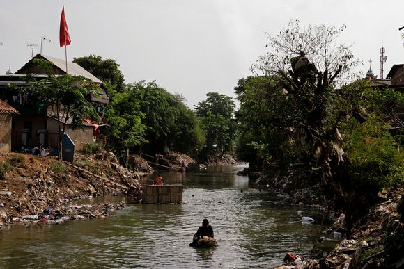 Drifting in the river, he collects garbage to recycle. For many, this is the only way to earn enough to survive ciliwung11.jpg