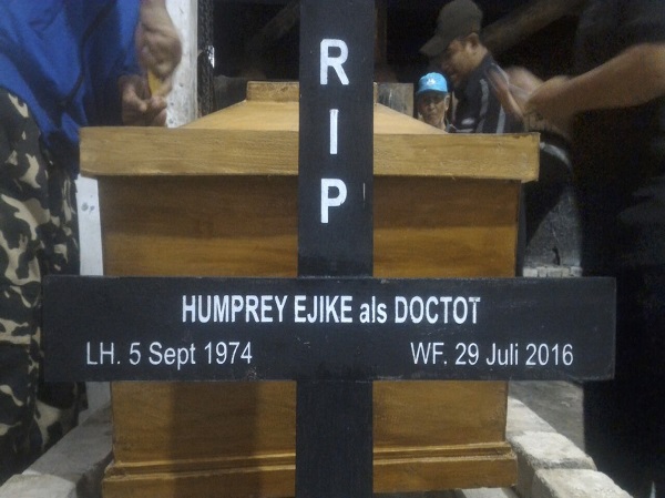 Humphrey Ejike Jefferson’s body awaiting cremation the morning after his execution / LBH Masyarkat