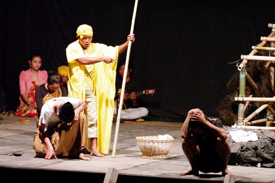 The guardian of the sacred spring punishing a young man for spying on maidens at the spring in a play presented at the second Festival of Lake Lindu in December 2010 / Greg Acciaioli Where custom meets conservation
